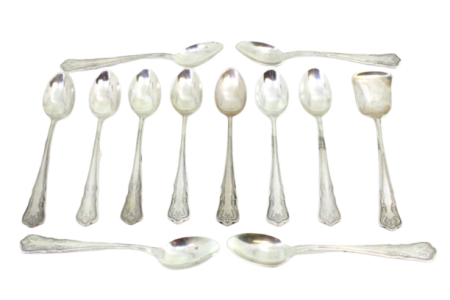 Conjunto de onze colheres de chá e pá de açúcar em prata com gravados e recortes nos cabos.